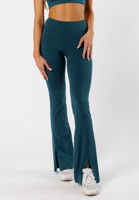Fresh Fit Casual Day Pro Athlete Reluna? Front Slit Sculptseam? Flare Leggings 34" Serpentine
