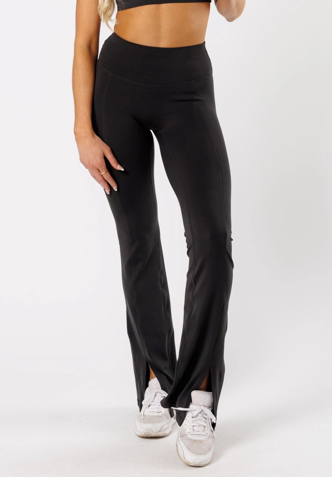 easy pull Reluna? Front Slit Sculptseam? Flare Leggings 34" Black