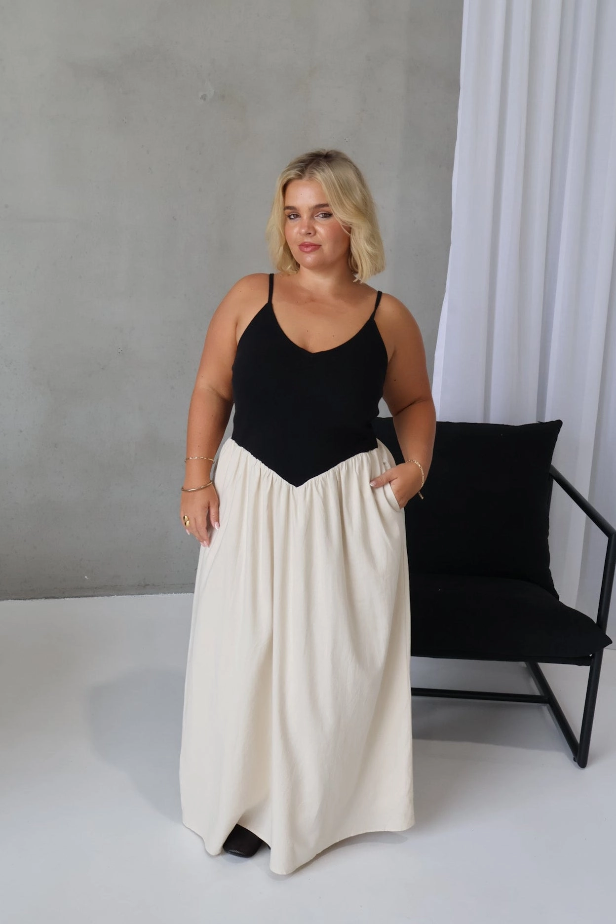 Regular-fit Feminine Comfort YARA DRESS BLACK/NEUTRAL