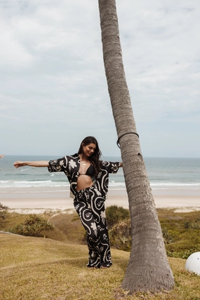 Light Wear Leo Shirt - Black Sand