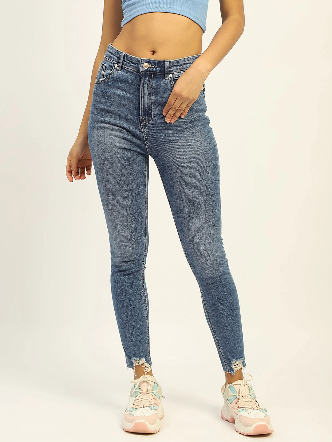Minimalist Style Festival Outfit Loose Madame Skinny Fit Raw Hem Cotton Light Blue Denim