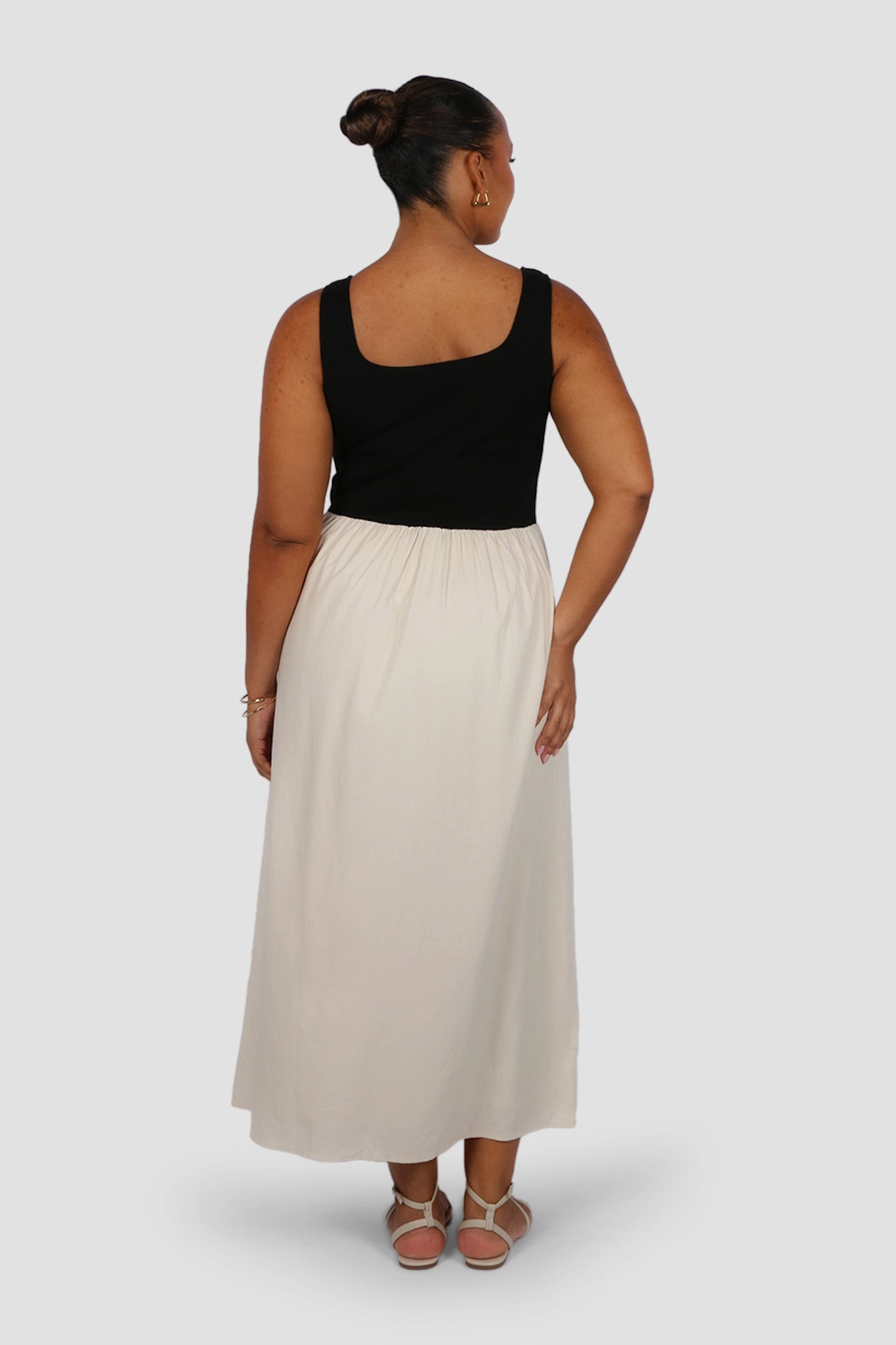 MYRA DRESS NEUTRAL/BLACK Cool Movement Smart Waistband Design