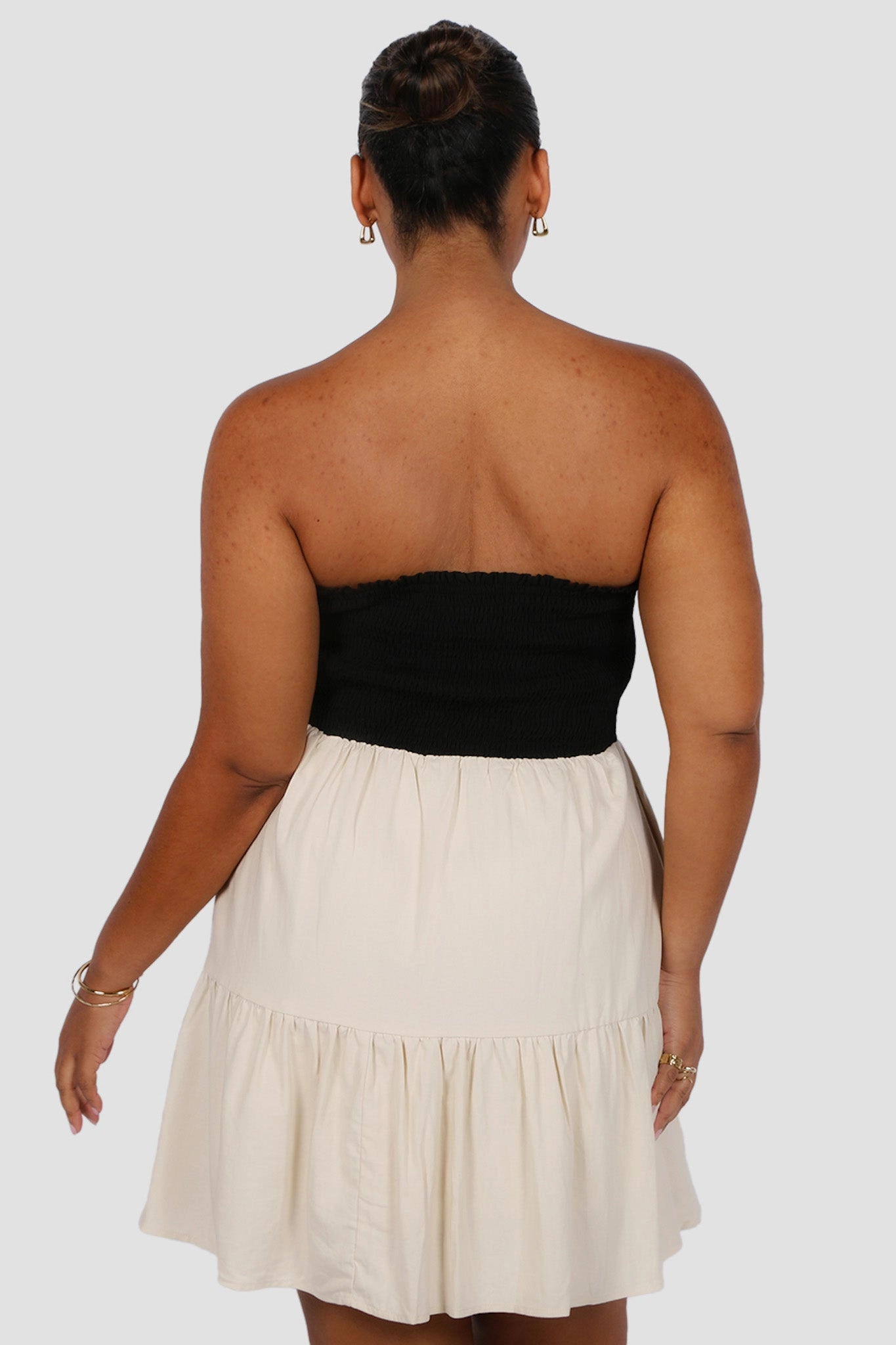 RYLIN DRESS NEUTRAL/BLACK Simple Chic Smooth Look