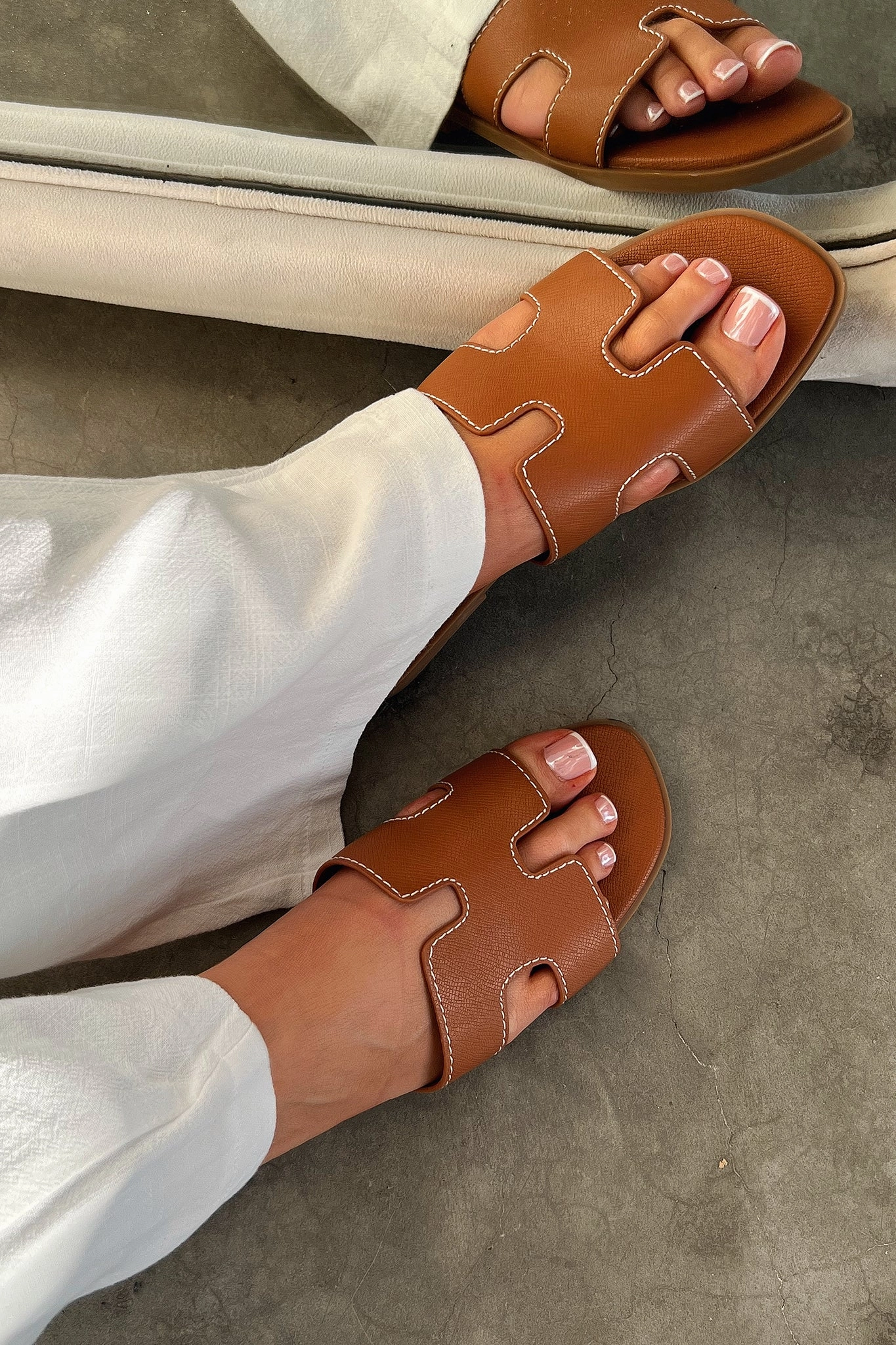 Travel Essential Valia Slides - Tan
