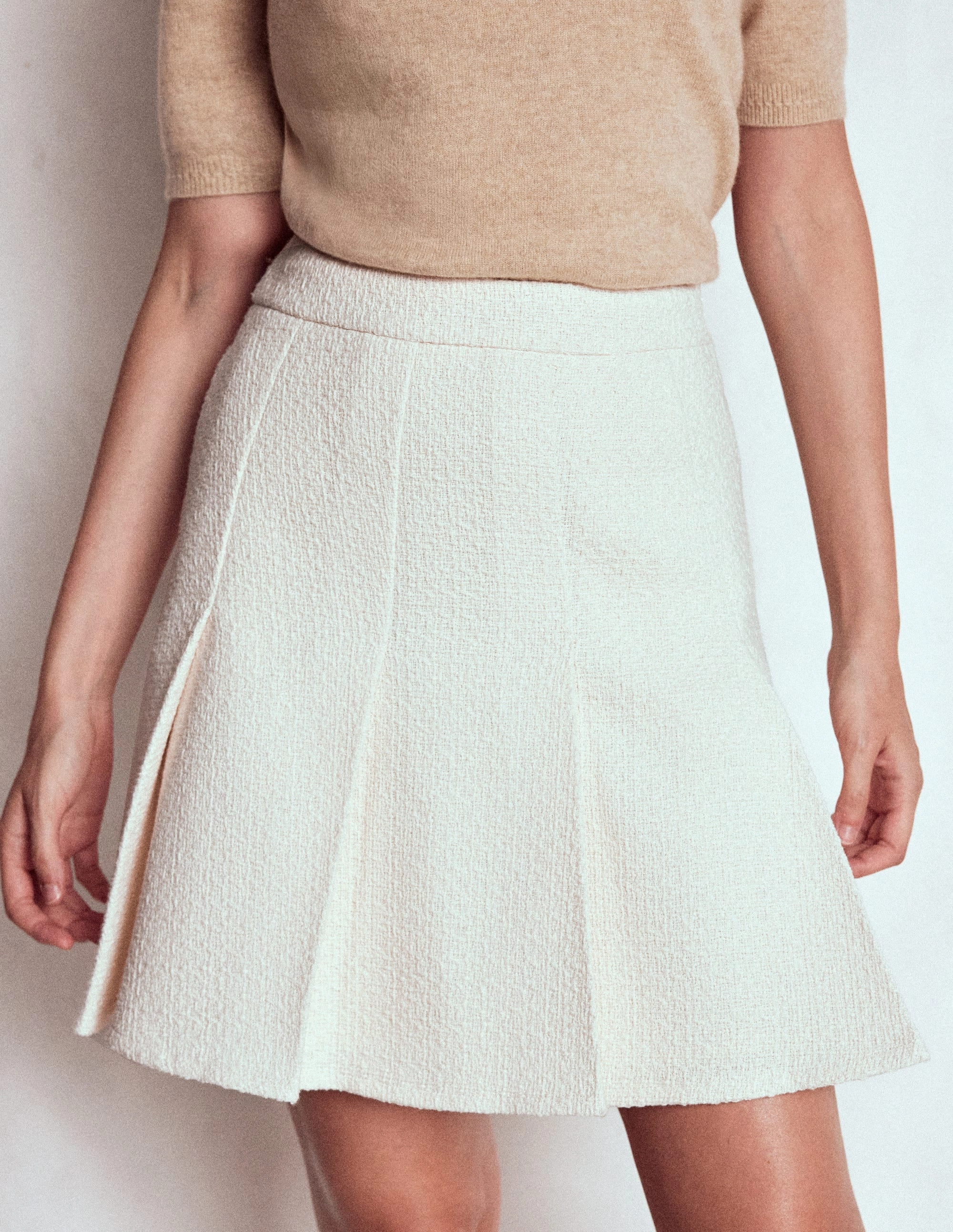 Flippy Textured Skirt-White Lightweight Material