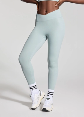 Seamless construction V-Cut Scrunch Leggings