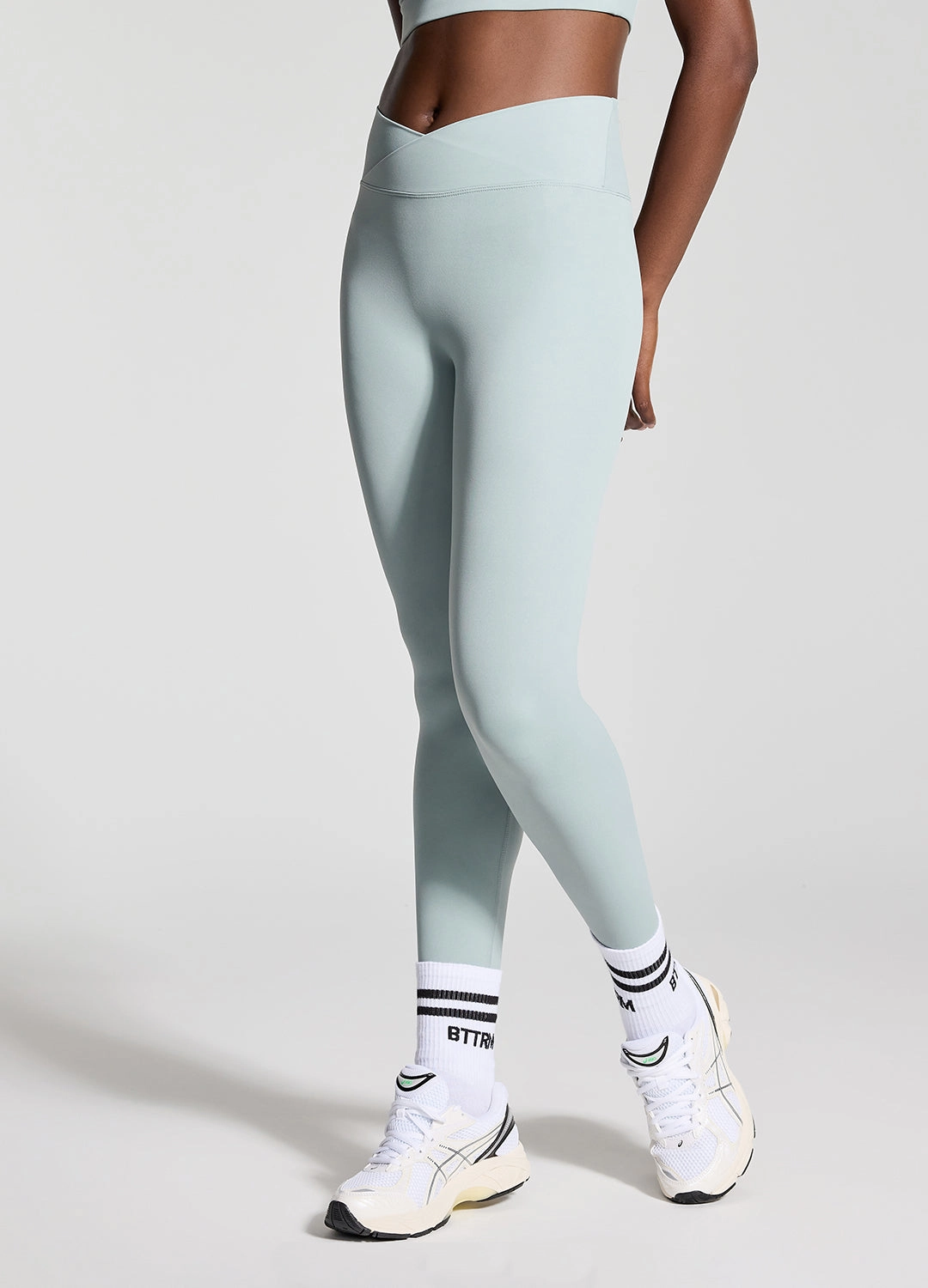Soft touch finish Layering Essential V-Cut Scrunch Leggings