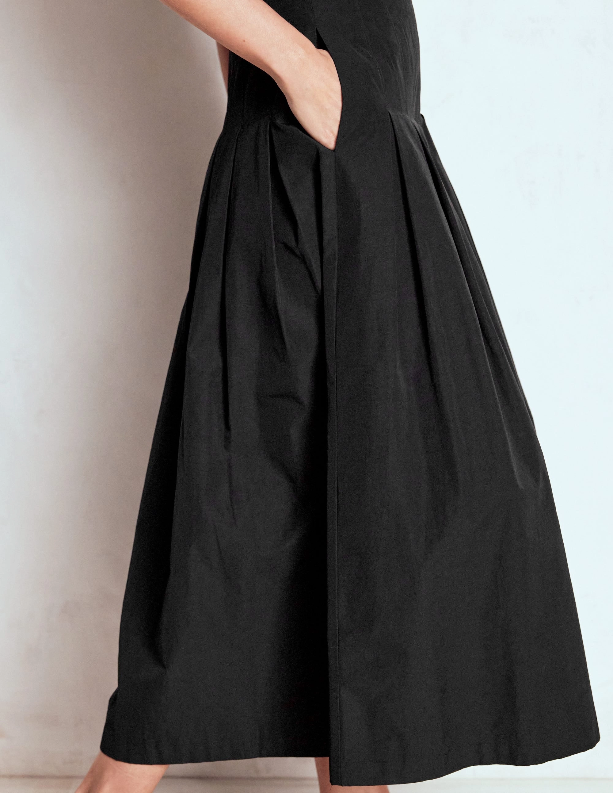 Travel Influence Valentina Taffeta Midi Skirt-Black