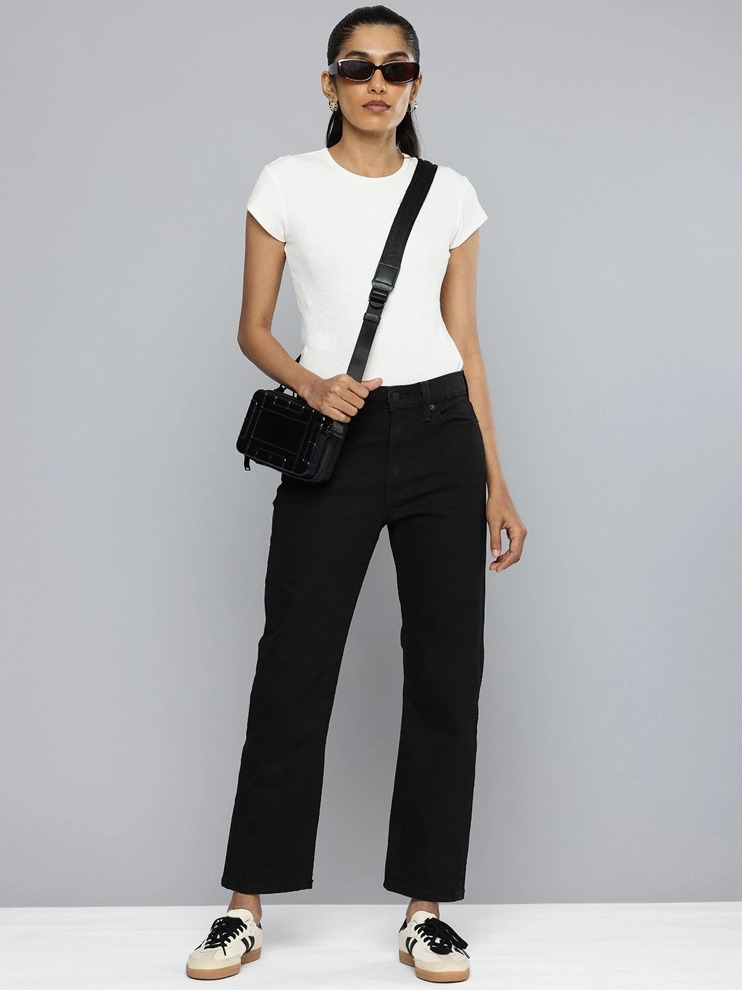 No Gap Waist Engineering Lightweight Denim Women's Black Wedgie Straight Fit Mid Rise Jeans